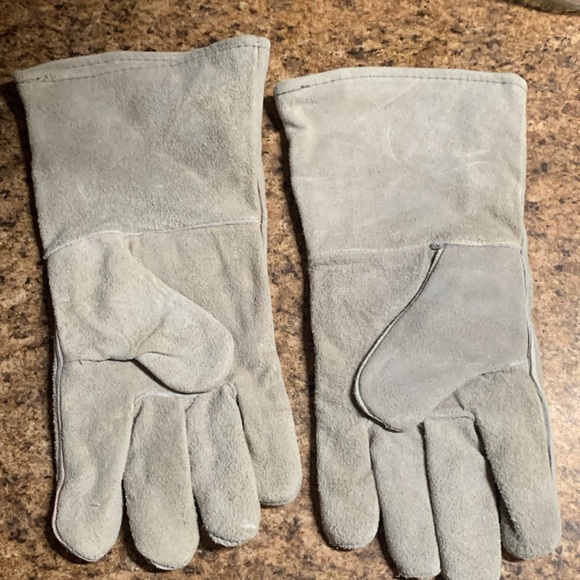 brand new pair welding gloves. Purchased for my son he no longer is welding - Picture 3 of 3